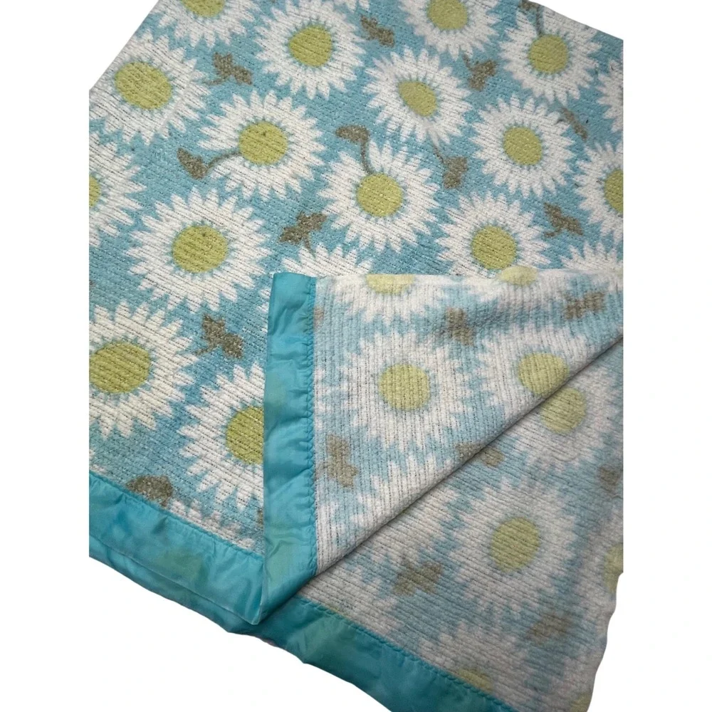 Vintage 70s unique‎ Daisy Floral waffle Knit throw Blanket Blue Satin Trim 74x78